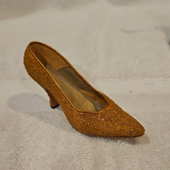 MINIATURE GOLDEN STILETTO HEEL BY RAINE - Picture 1 of 3
